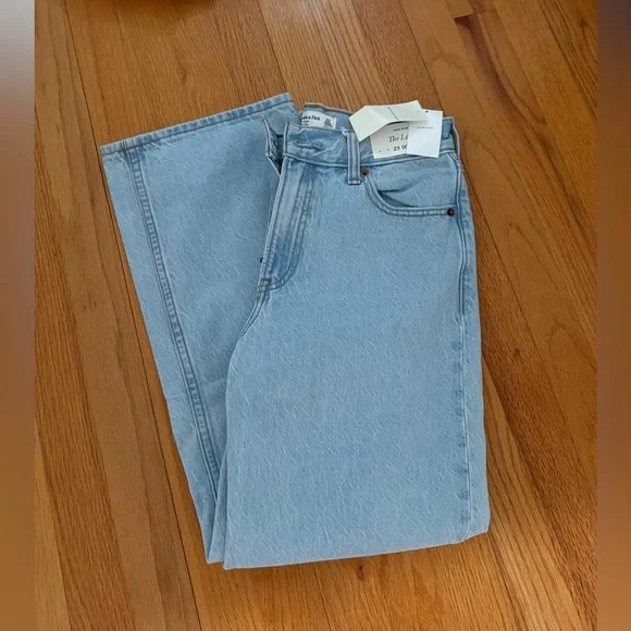 NWT Abercrombie and fitch high rise loose jean size 23 petite (Extra short) - Picture 2 of 4